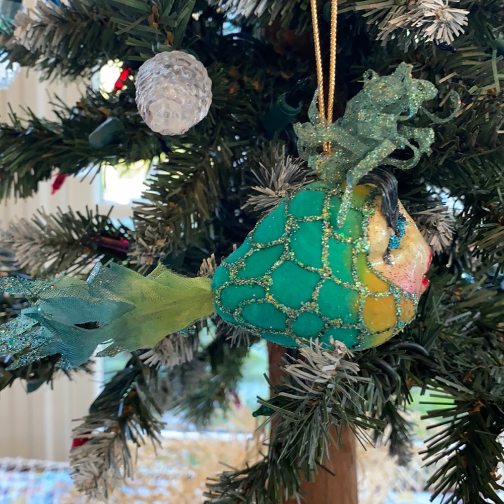 Kissing fish ornament